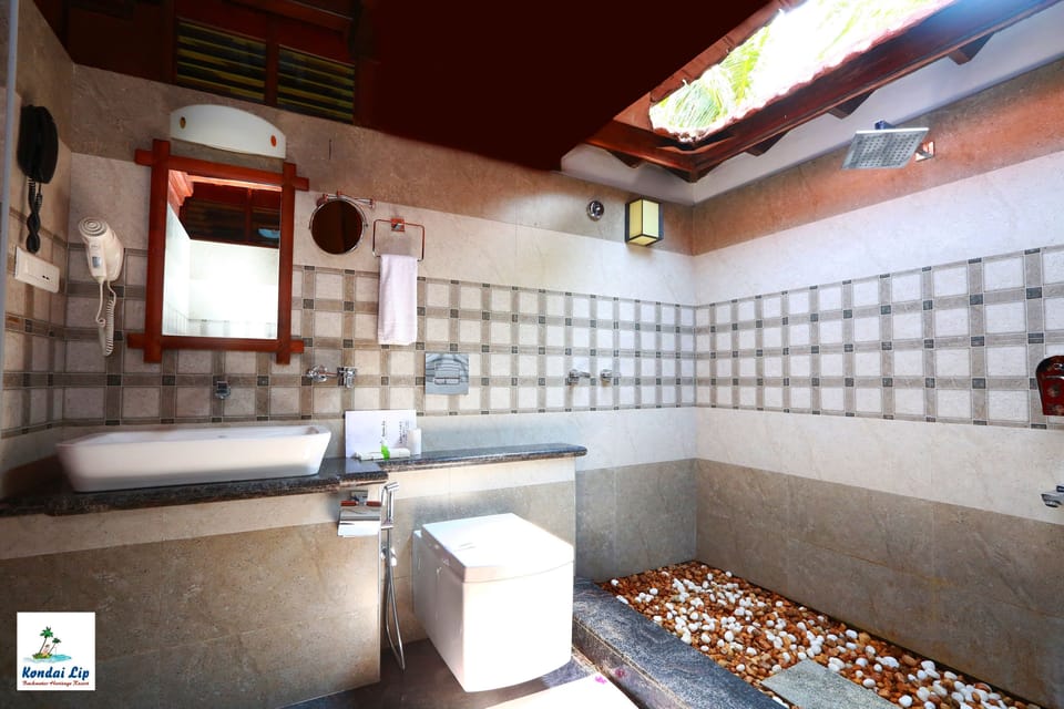 Superior Room | Bathroom | Free toiletries, hair dryer, towels