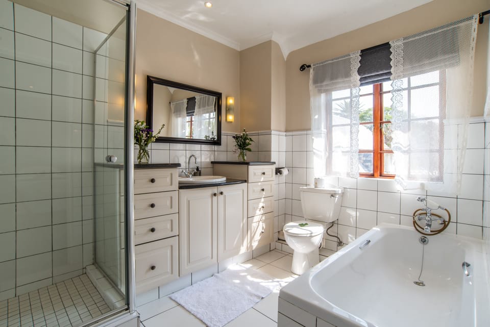 Twin room, en-suite bath,shower, Room 12 | Bathroom | Free toiletries, hair dryer, towels