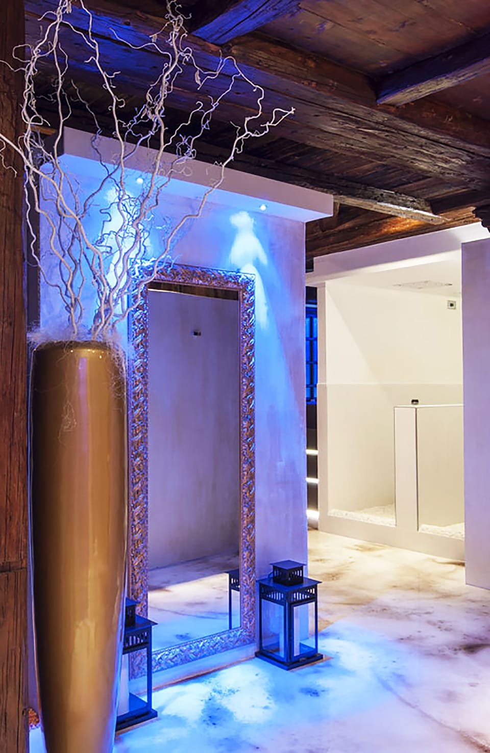 Sauna, hot tub, steam room, body treatments, aromatherapy