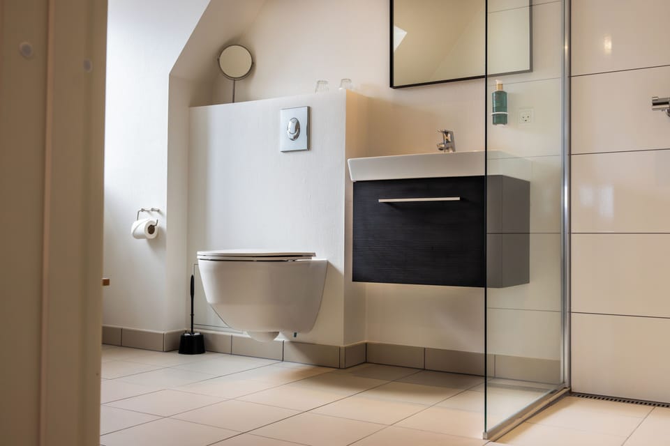 Business Double Room | Bathroom | Shower, eco-friendly toiletries, hair dryer, towels