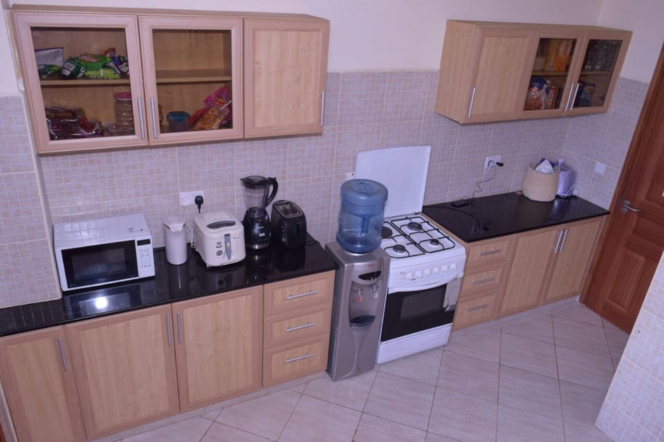 Apartment, 3 Bedrooms | Private kitchen | Full-size fridge, microwave, oven, stovetop