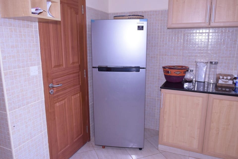 Apartment, 3 Bedrooms | Private kitchen | Full-size fridge, microwave, oven, stovetop