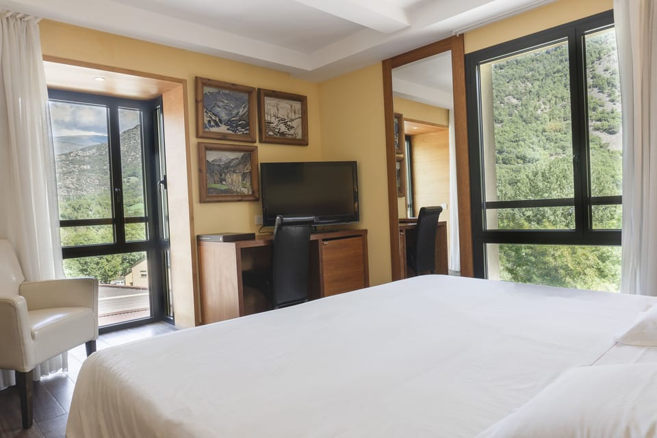 Deluxe Double Room | Blackout drapes, iron/ironing board (on request), WiFi (free)