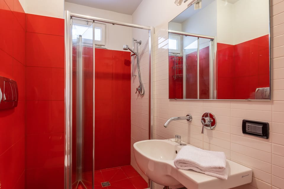 Comfort Apartment, Multiple Beds, Non Smoking | Bathroom | Shower, hair dryer, bidet, towels