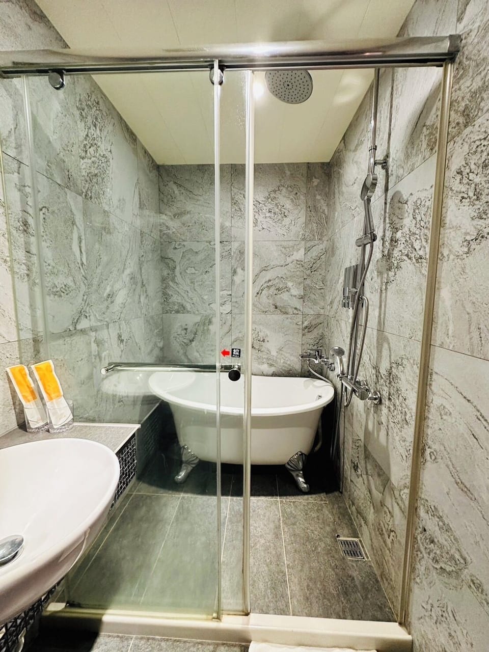 Quadruple Room | Bathroom | Shower, rainfall showerhead, free toiletries, hair dryer