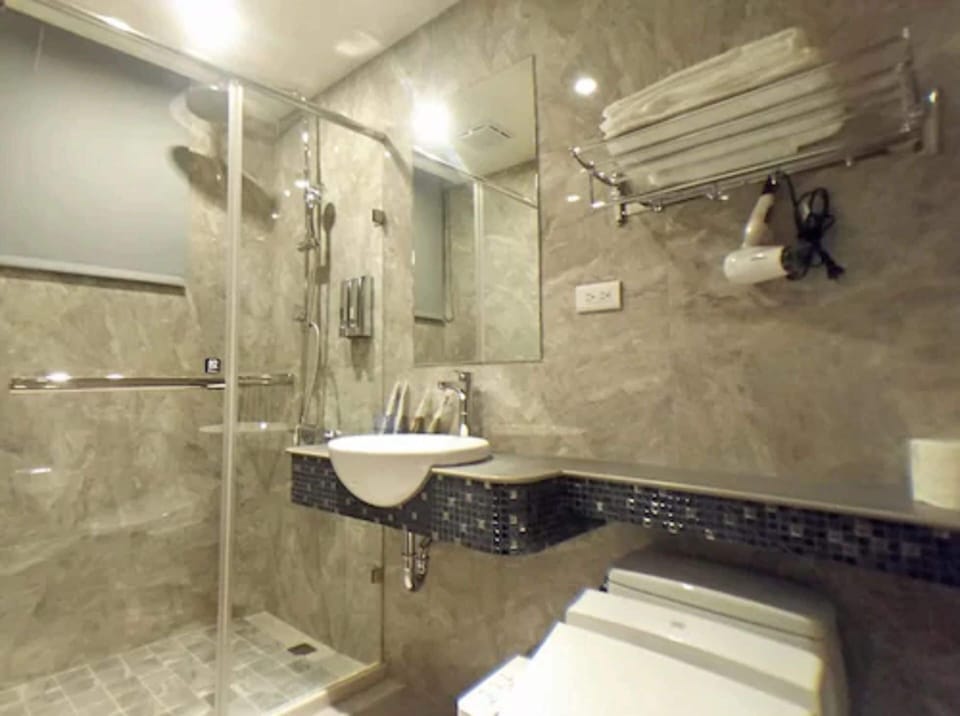 Triple Room | Bathroom | Shower, rainfall showerhead, free toiletries, hair dryer