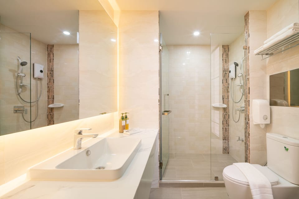 Exclusive King Room | Bathroom | Shower, free toiletries, hair dryer, towels