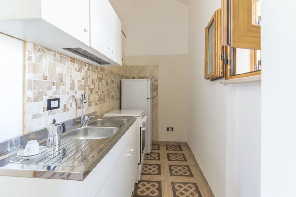 Double Room | Private kitchenette | Stovetop, cookware/dishes/utensils