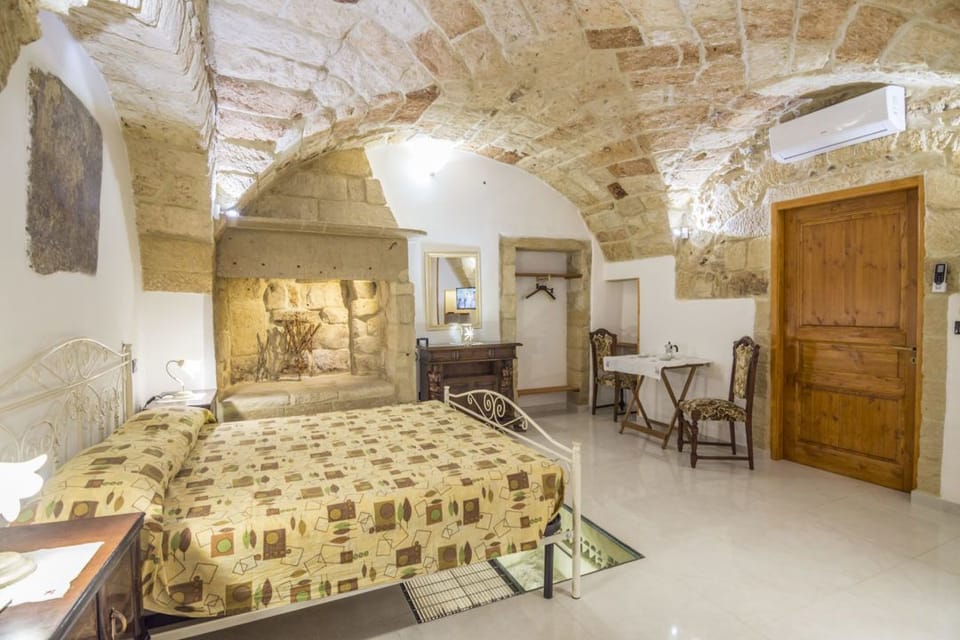 Double Room | Desk, free WiFi, bed sheets