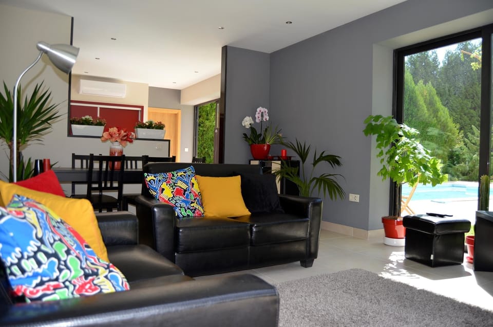 Flat-screen TV, fireplace