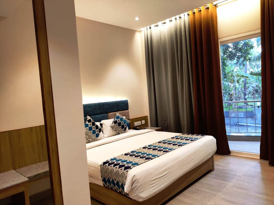Executive Double Room, Non Smoking | Hypo-allergenic bedding, minibar, desk, blackout drapes