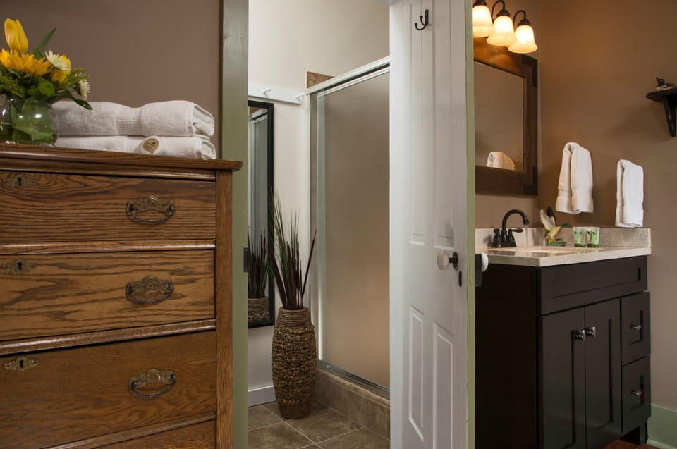 Traditional Room, 1 King Bed (Mallard) | Bathroom | Free toiletries, towels