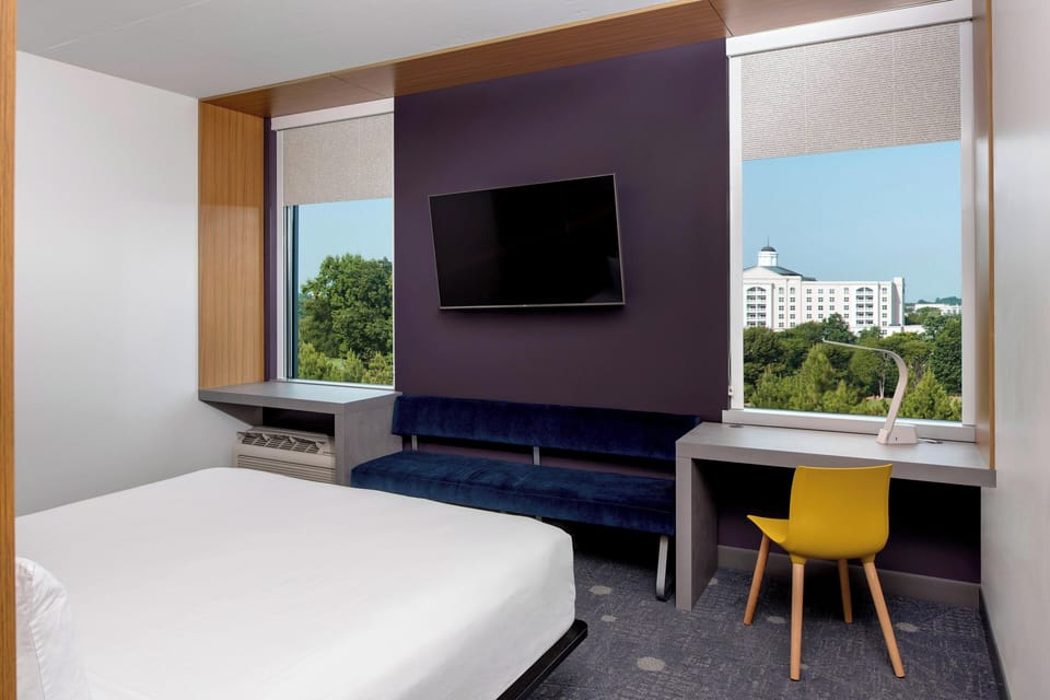 aloft, Room, 1 King Bed | Premium bedding, in-room safe, desk, laptop workspace