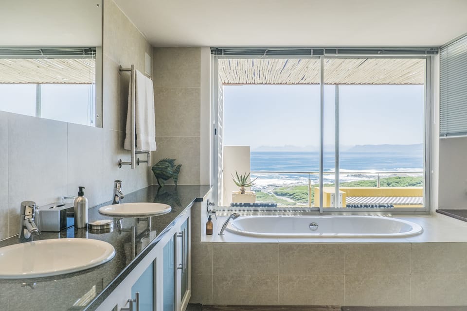 Panoramic Double or Twin Room | Bathroom | Separate tub and shower, jetted tub, rainfall showerhead