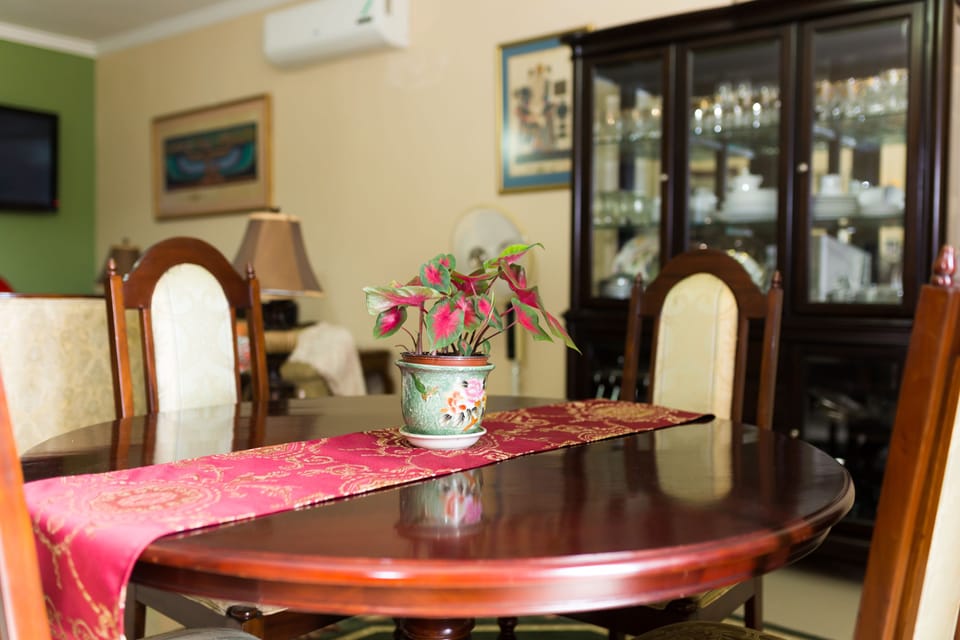 City Apartment, 2 Bedrooms | In-room dining