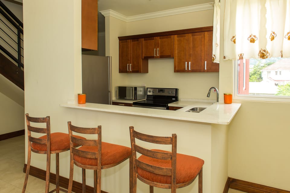 City Duplex, 2 Bedrooms | Private kitchen | Full-size fridge, microwave, oven, stovetop