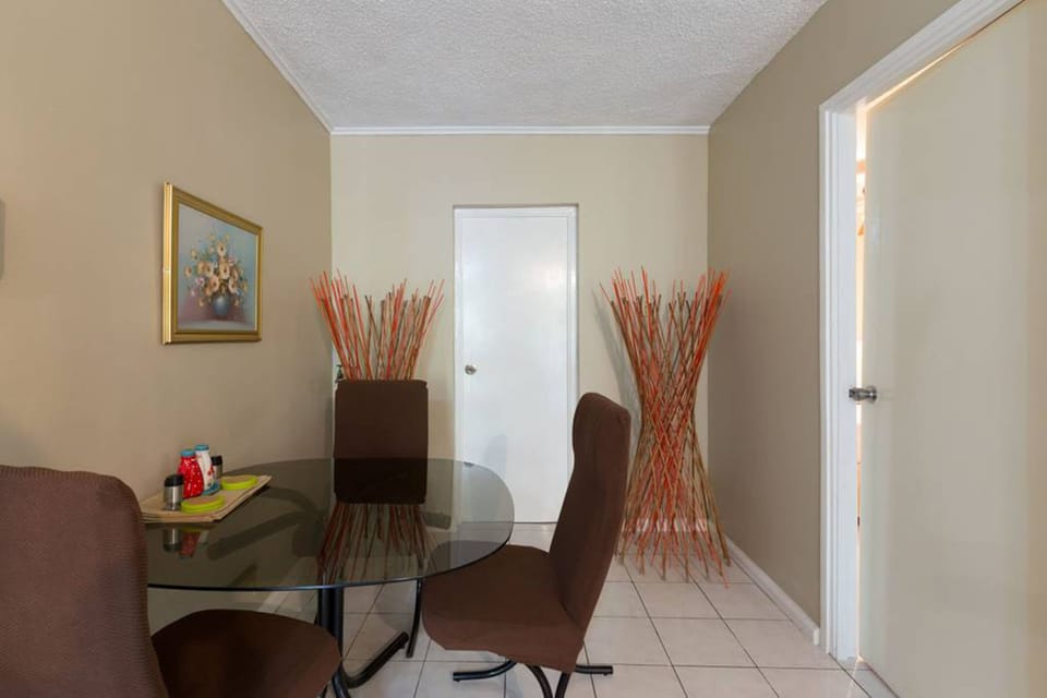 Business Apartment, Courtyard View | In-room dining