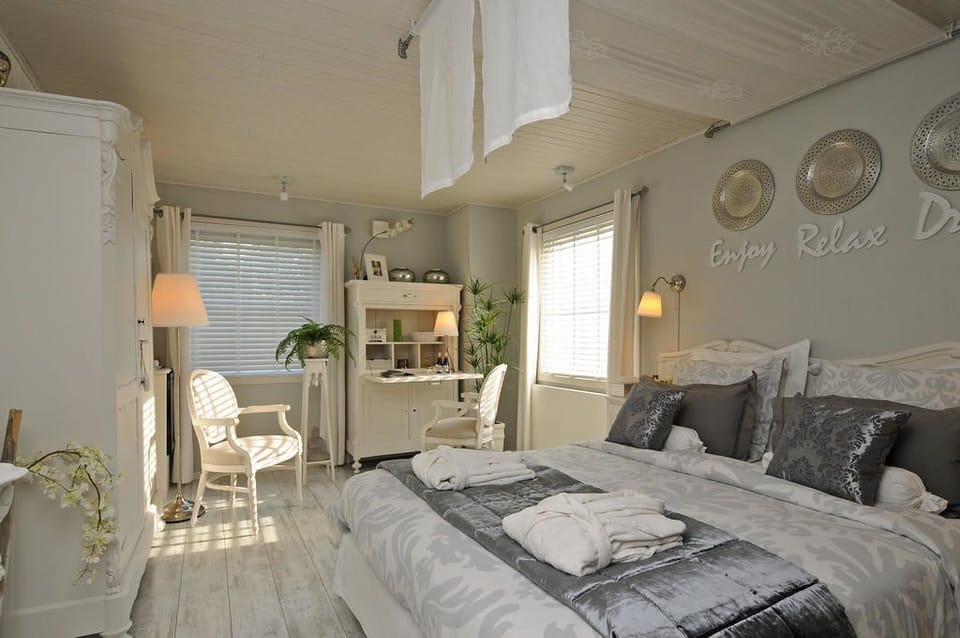 Double Room, Bathtub | Minibar, in-room safe, desk, iron/ironing board