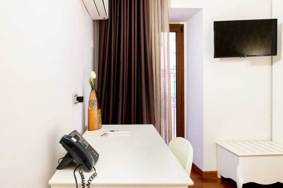 Deluxe Studio | In-room safe, free WiFi, bed sheets