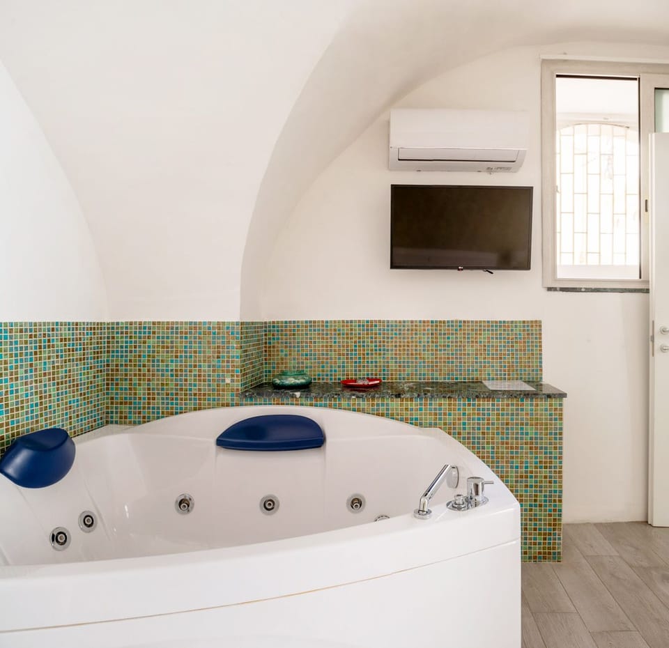 Camera Romantica con letto matrimoniale con vasca idromassaggio | Jetted tub