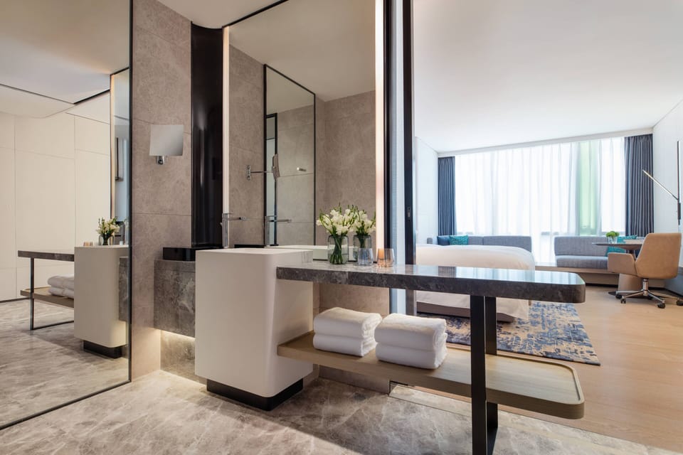 Shower, rainfall showerhead, free toiletries, hair dryer