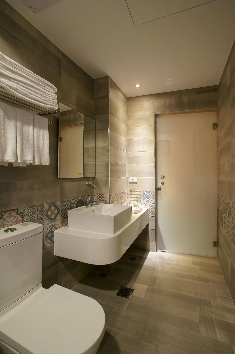 Classic Double Room, 1 King Bed, Non Smoking | Bathroom | Shower, hydromassage showerhead, free toiletries, hair dryer