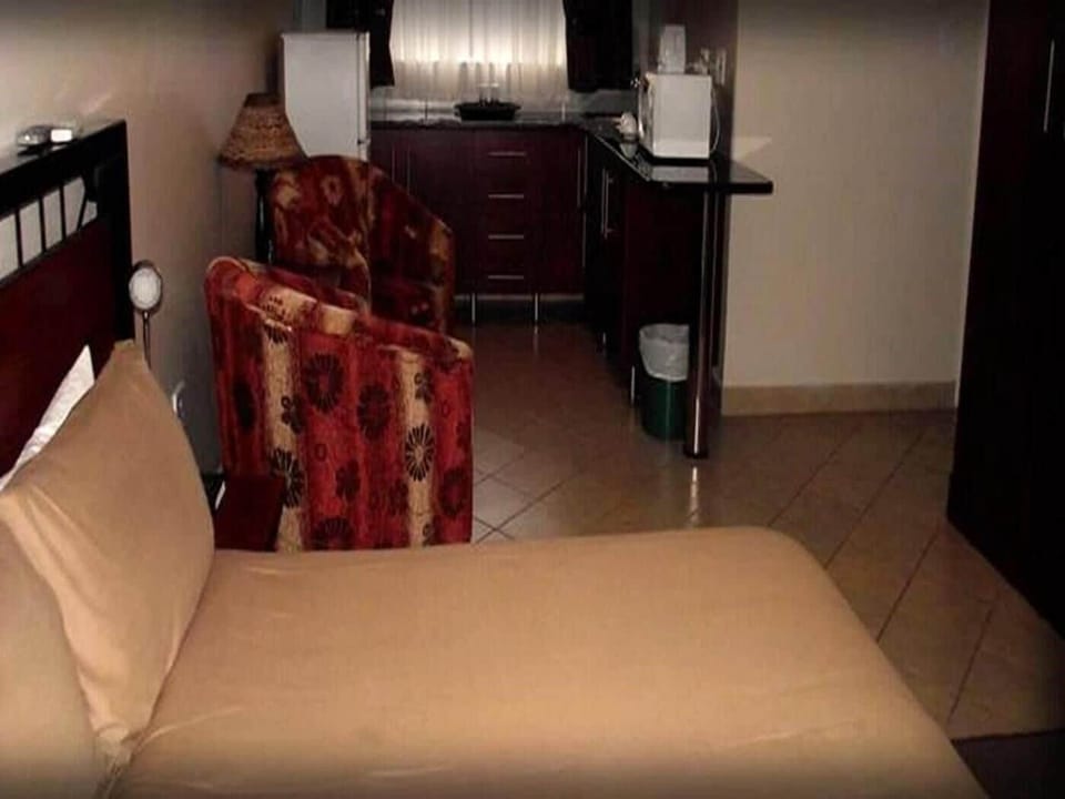 Minibar, desk, WiFi (free), bed sheets