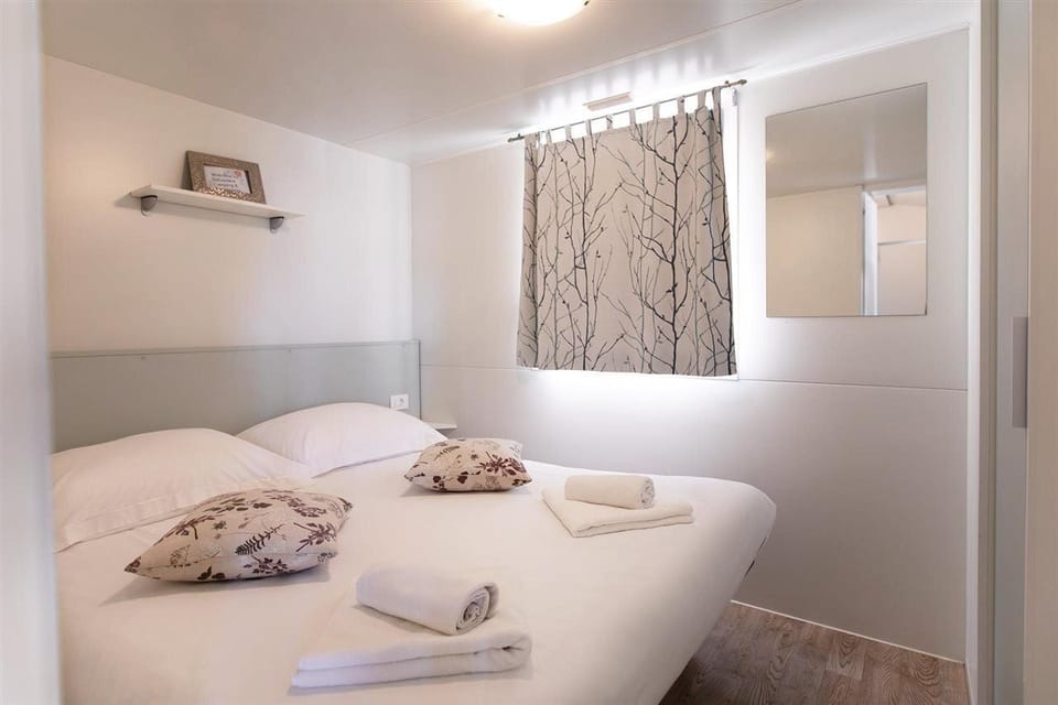 Laptop workspace, cribs/infant beds, bed sheets