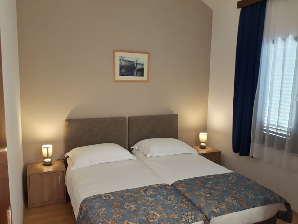 Laptop workspace, cribs/infant beds, bed sheets