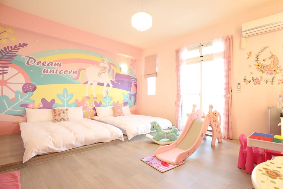 Signature Quadruple Room, 2 Double Beds, Non Smoking | Desk, blackout drapes, free WiFi, bed sheets