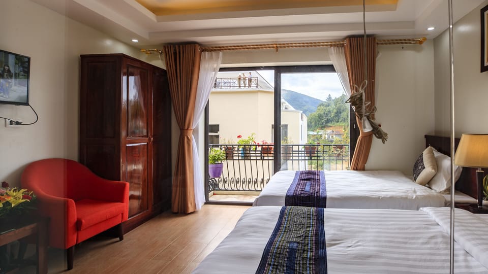 Deluxe Family Room | Desk, blackout drapes, free WiFi, bed sheets