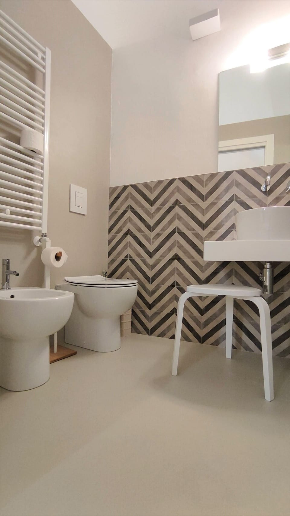 Shower, rainfall showerhead, free toiletries, hair dryer
