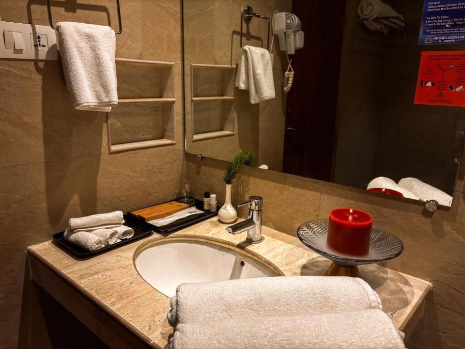 Super Deluxe  Forest View | Bathroom | Shower, free toiletries, hair dryer, bathrobes