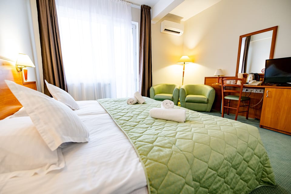 Minibar, in-room safe, desk, free WiFi