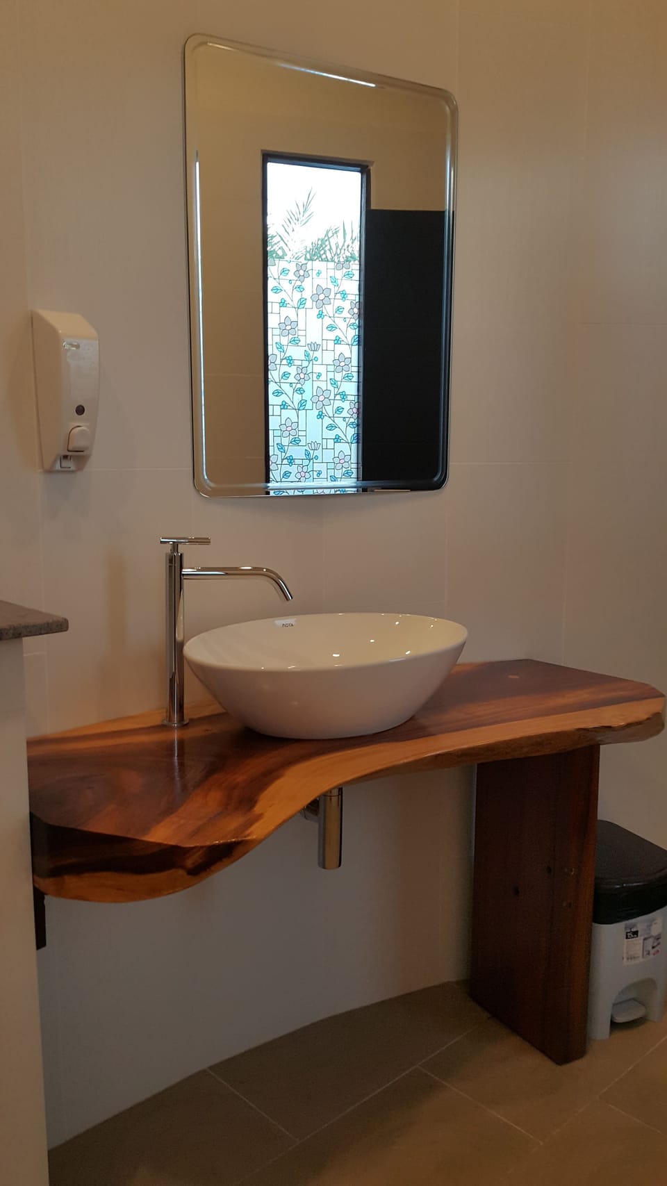 Deluxe Double Room | Bathroom sink