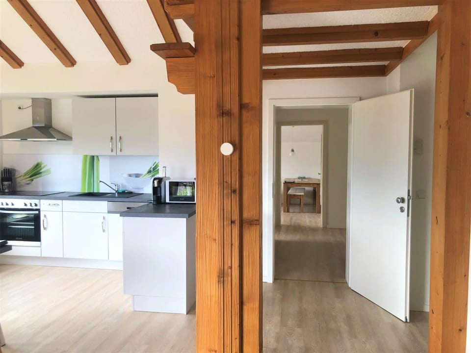 centrally located, modernly furnished 4 room apartment (128 m²) | 4 bedrooms, premium bedding, in-room safe, blackout drapes
