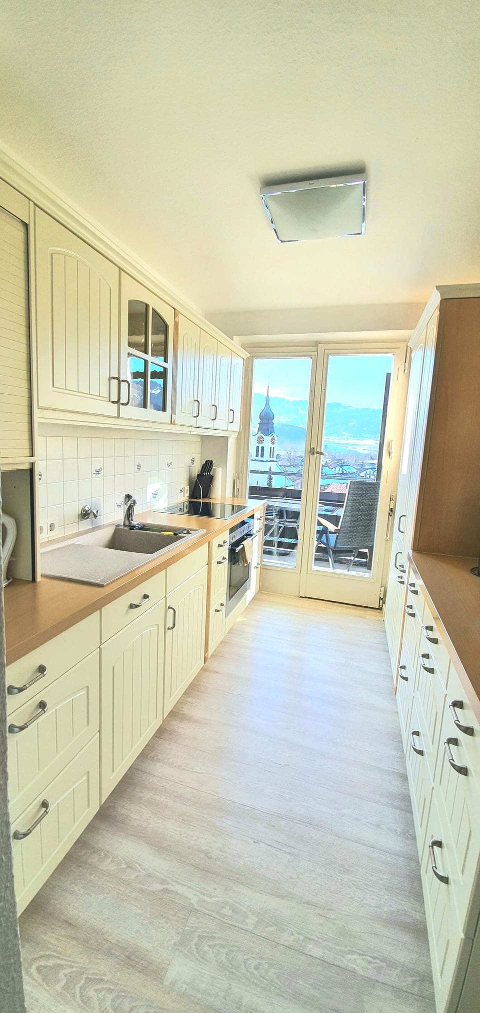 centrally located, modernly furnished 2 rooms apartment (64 m²) | Private kitchen | Full-size fridge, microwave, oven, stovetop
