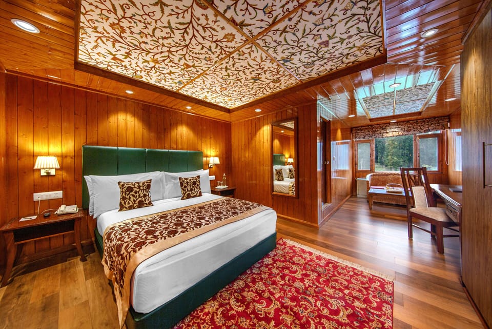 Deluxe room - Pine View | Minibar, iron/ironing board (on request), WiFi (free), bed sheets
