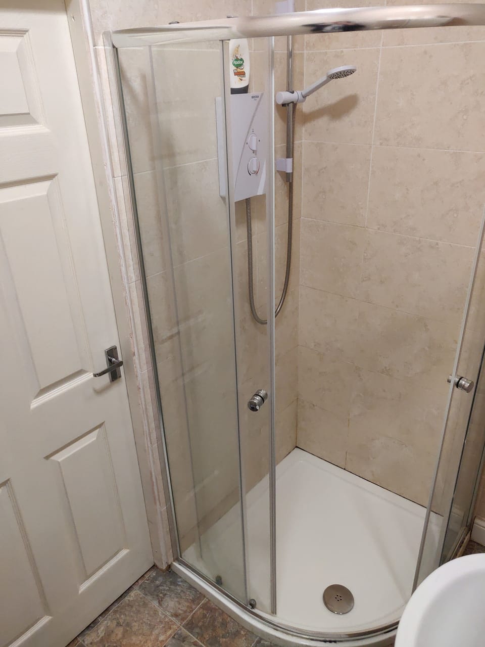 Deluxe Studio, Multiple Beds | Bathroom | Shower, free toiletries, hair dryer, towels