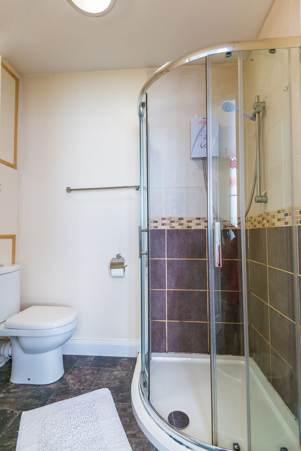 Deluxe Studio, Multiple Beds | Bathroom | Shower, free toiletries, hair dryer, towels