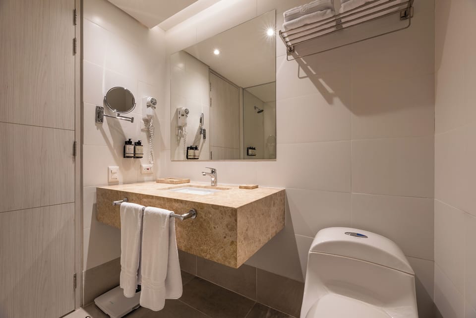 Shower, rainfall showerhead, free toiletries, towels
