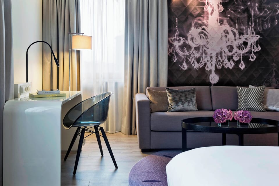 Junior Suite, 1 King Bed | Premium bedding, minibar, in-room safe, desk