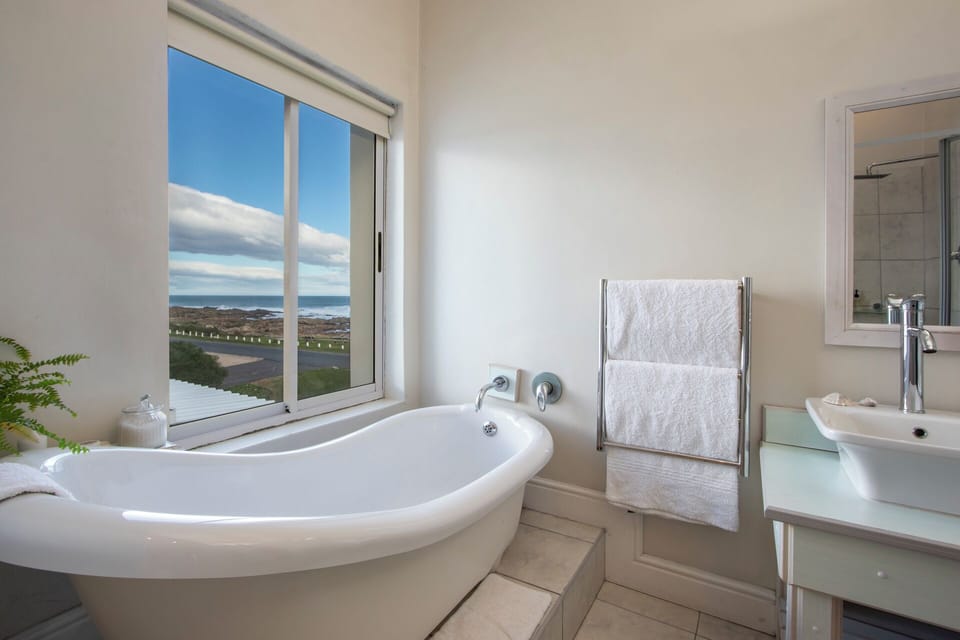 Superior Room (Oyster) | Bathroom | Hair dryer, bathrobes, towels, soap