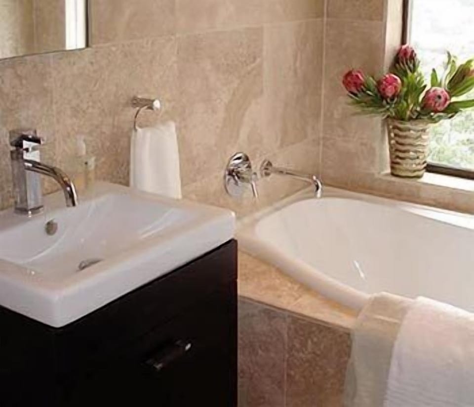 Double Room | Bathroom | Free toiletries, hair dryer, towels