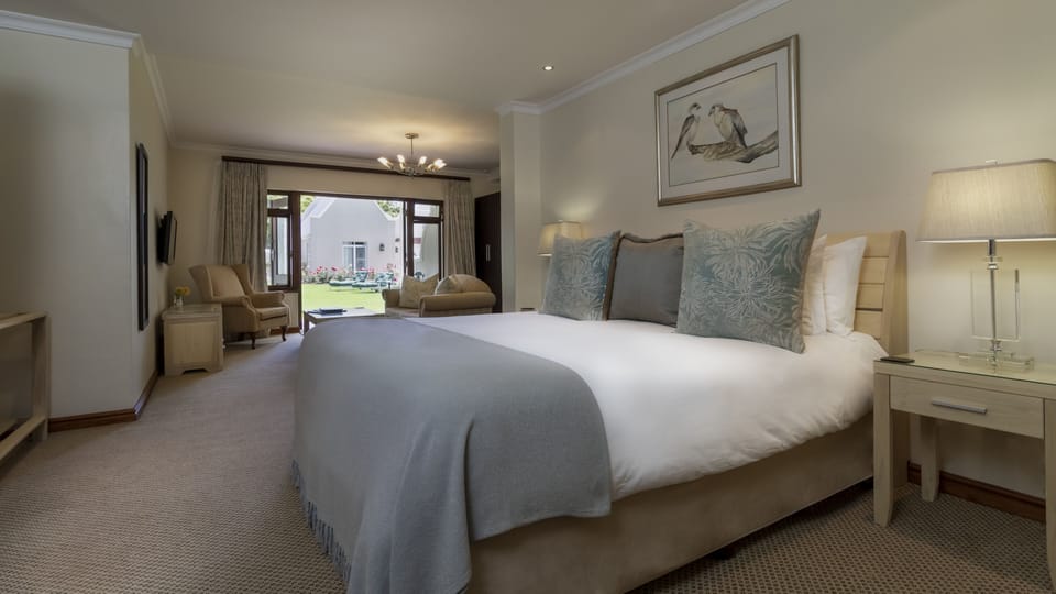 Deluxe Suite, 1 Bedroom, Pool View | Egyptian cotton sheets, premium bedding, pillowtop beds, minibar