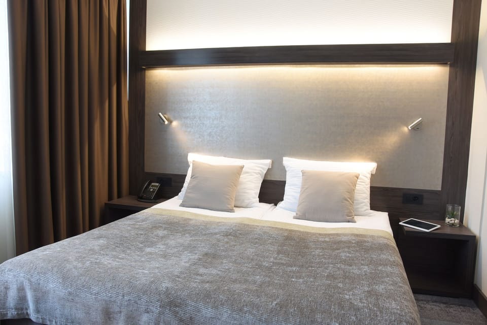 Minibar, in-room safe, WiFi (free)