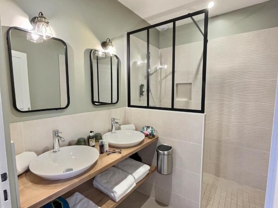 Superior Suite, 2 Bedrooms | Bathroom | Free toiletries, hair dryer, towels, soap