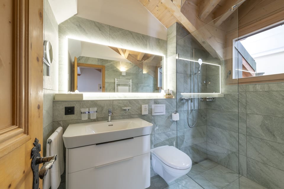 Economy Double Room, 1 Queen Bed, Non Smoking | Bathroom | Free toiletries, hair dryer, bathrobes, slippers