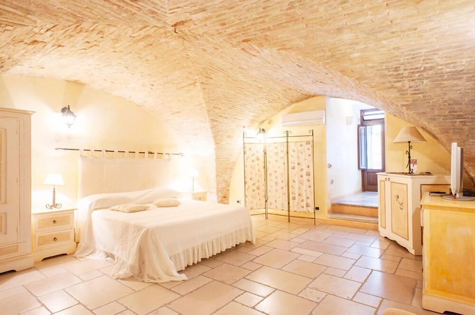 Executive Quadruple Room | Bathroom | Shower, free toiletries, hair dryer, bidet