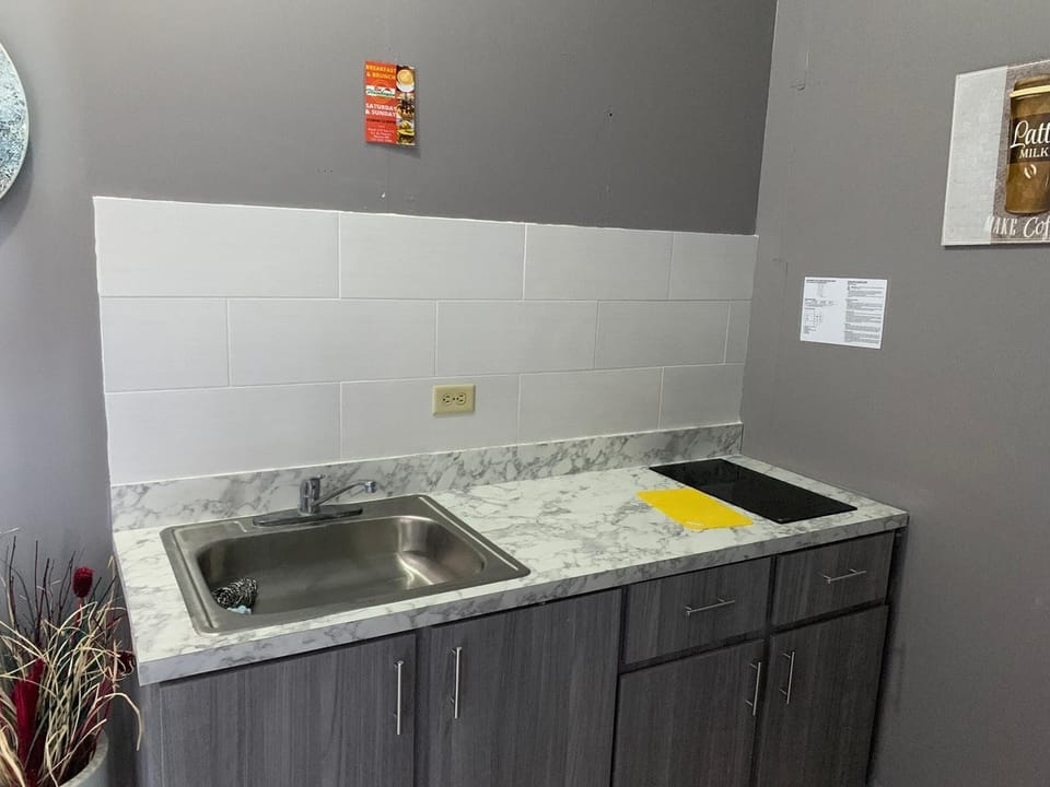 Economy Apartment, 1 Bedroom, Non Smoking | Blackout drapes, bed sheets